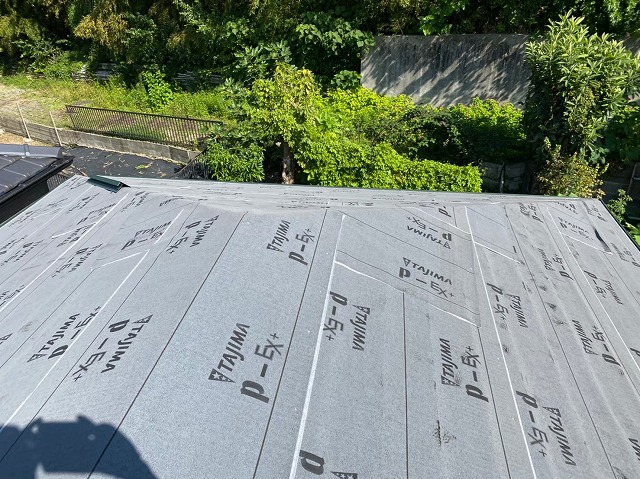 防水紙で屋根を覆い防水性向上